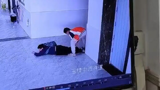 Anak nakal itu dengan satu tendangan mematahkan kaki temannya? Jahat sekali [marah] Bagikan ke anakm