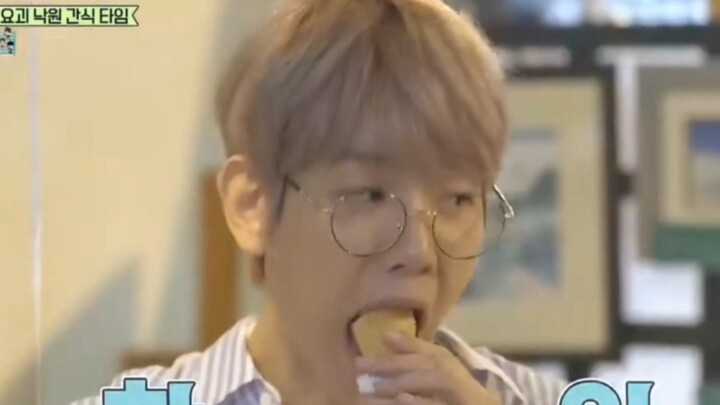 (Hài hước) Tổng hợp các cảnh ấn tượng của anh cả EXO XIUMIN và cậu em “ngố” Baekhyun (Leo cầu thang 