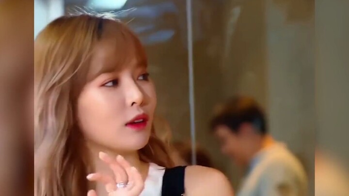 Only girls understand girls—HyunA helps female trainees out of trouble, while the pole dancing instr