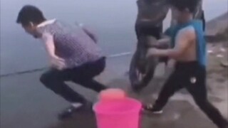 Mười người con hiếu thảo nhất Trung Quốc cảm động đến mức không cười bạn mà đánh tôi