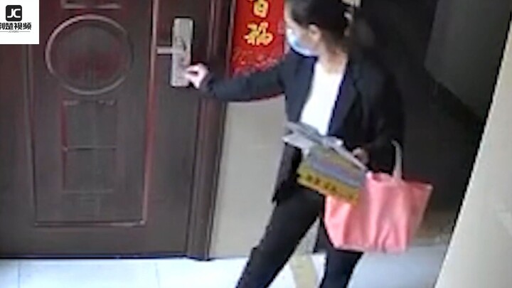 Nhân viên quản lý tòa nhà giúp chủ nhà gỡ quảng cáo nhỏ, hành động cẩn trọng bị hiểu nhầm là kẻ trộm