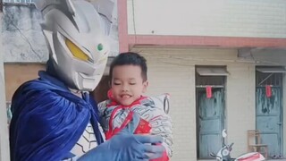 赛罗要带小男孩去玩游乐园