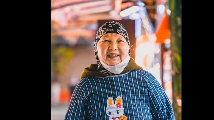 คุณป้าวัย 60 ปีเรียนภาษาอังกฤษมา 20 ปี แนะนำอาหารซีอานให้ชาวต่างชาติฟัง