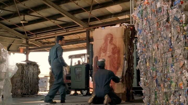 Tempat pembuangan kertas bekas diduga menjadi lokasi penemuan mukjizat; saat dibuka, ternyata yang d