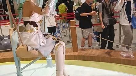 Holy shit, I'm on the same carousel with Kawano. She's really beautiful!