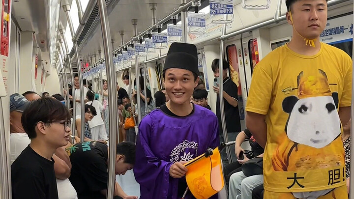 ขันทีหม่าก็ได้ขึ้นรถไฟฟ้าไปพร้อมกับฮ่องเต้ด้วย