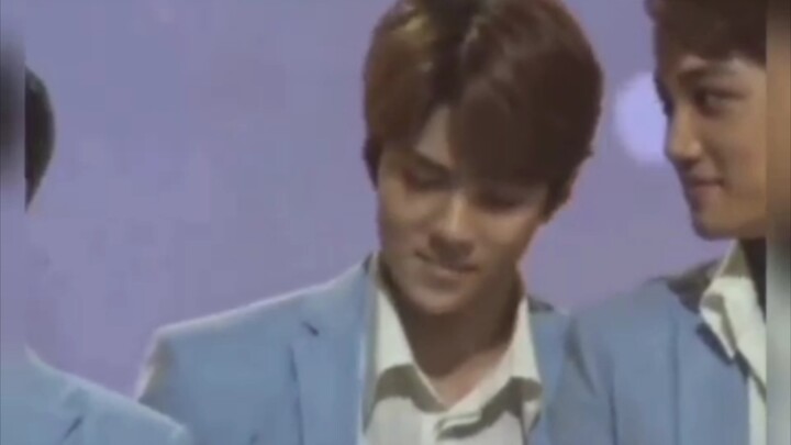 Wu Shixun, cậu cười rõ ràng quá!