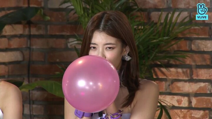 【ITZY】แชรยองกับLIAดูดฮีเลียมแล้วร้องเพลงน่ารักมากกก!!!