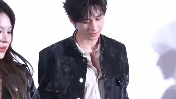 يا للروعة، هذا الرجل يتعلم بسرعة كبيرة، إنه يتعلم الرقص بجدية شديدة في الموقع!