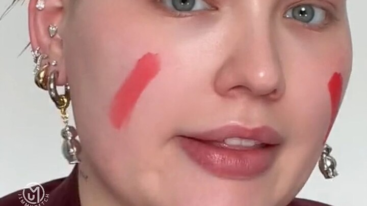 Bột phủ này là gì vậy? Khả năng cố định lớp trang điểm thực sự đỉnh đến thế sao?