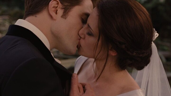 Vampire_Twilight_Saga_Breaking_Dawn_Part_1_(2011)