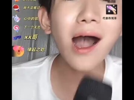 Wang Yuan benar-benar canggung banget! Gara-gara suaranya terlalu jelek saat bernyanyi, ia jadi dija
