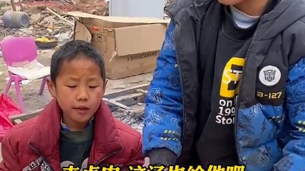 ชายหนุ่มในหมู่บ้านที่ไม่มีแม่มาถึงหน้าบ้าน เมื่อเด็กๆ เห็นเขาก็วางตะเกียบในมือ หยิบหม่าให้เขา ตักซุป