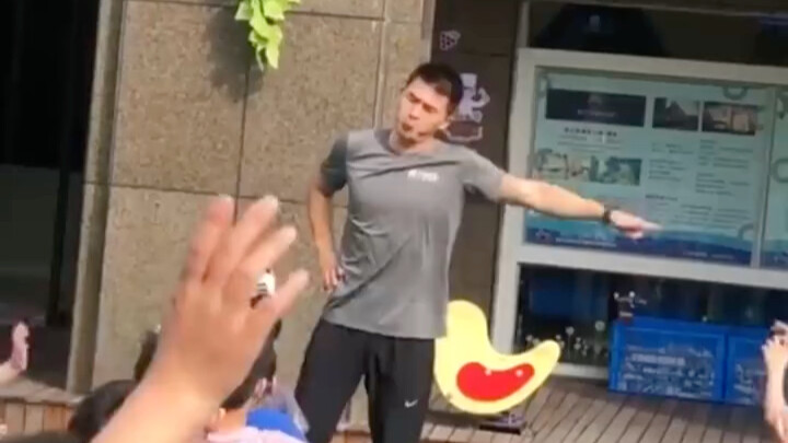 “Guru TK macho” di taman kanak-kanak menanggapi popularitas menari: Saya awalnya ingin menjadi instr
