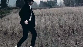 Orang ini menampilkan Michael Jackson Moonwalk Dangerous di sebuah lapangan