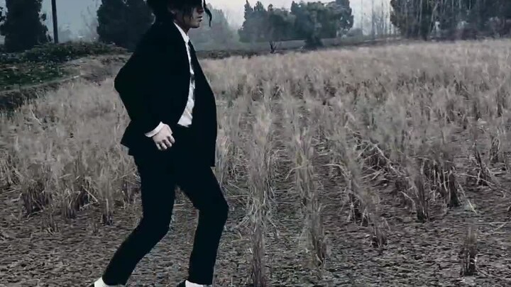 ผู้ชายคนนี้แสดง Michael Jackson Moonwalk Dangerous ในสนาม