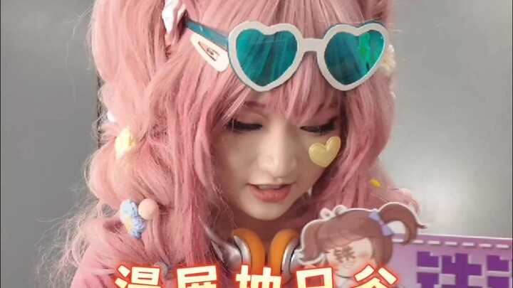 Comic Con Blind Draw Hot Door Challenge! The cosplayers are so lucky!