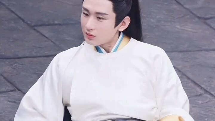 Jarang sekali bisa melihat Cheng Yi main ponsel!