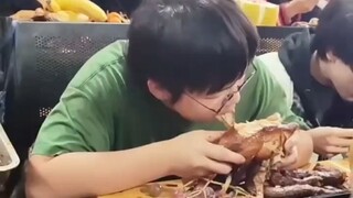 At Zhengzhou Commercial Vocational School, meat is the staple food! Eat as much meat as you can! All