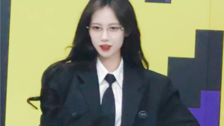 Girl Group Straight Shot｜"IAM" Glasses Edition
