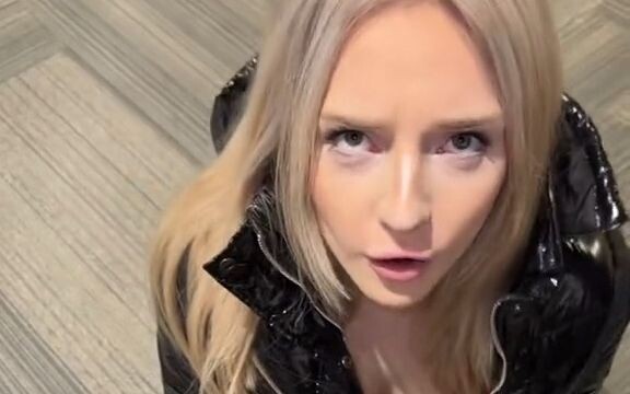 "你自己不会系鞋带吗？"