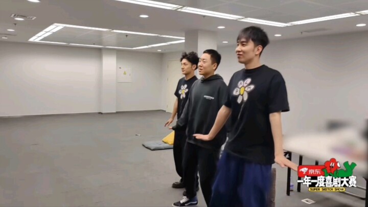 Zhu Ya, let’s learn to dance together!! Haha, you two are so cute!