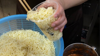 Mì cốc bán ở cổng trường có giá 3 tệ một bát!! Lúc đầu chỉ có 1 tệ thôi.