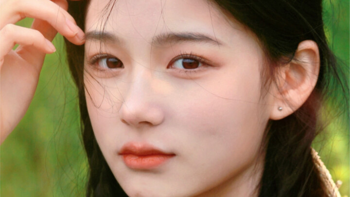 สาวน้อยรสบ๊วยของคุณเตือนว่า อย่าเก็บดอกไม้ข้างทางนะคะ