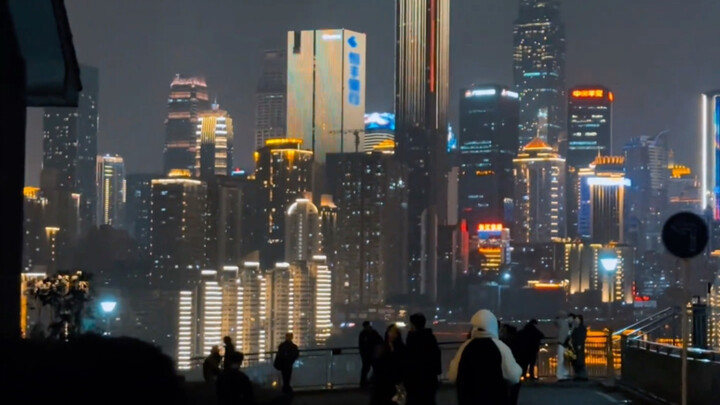 “小说里的A市在此刻具象化了”