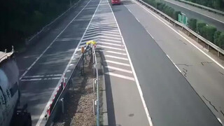 脑子限制了我的想象力，我以为他只是倒车想不到他调头