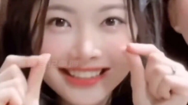 من السهل أن تبدو ناضجًا أكثر من اللازم عند الظهور في هذا العمر، لكن ماي باو تبدو حقًا كطفلة صغيرة، إ