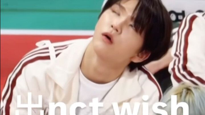 【NCT WISH】หัวเราะจนจะเป็นลม…คิมแจฮีง่วงจนหลับคาสนามกีฬาถูกจับภาพ! อยากนอนแต่ก็กล้า ๆ กลัว ๆ