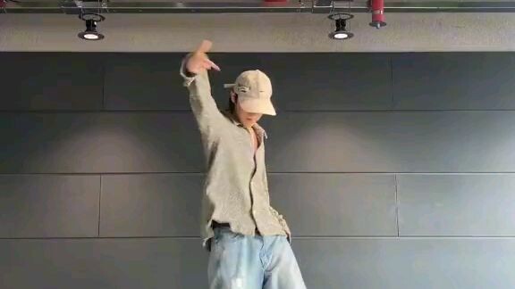 it's defferent when team leader JUNG dances