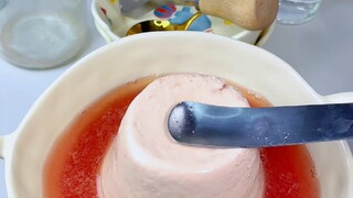 Các cô ơi, các cô có biết tại sao Tiao Tiao lại không có tiền mặc dù anh ấy làm việc mỗi ngày không?