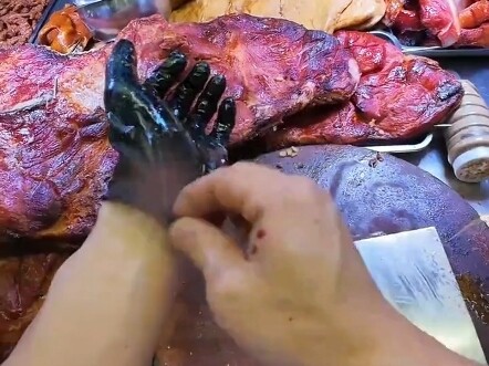 Akhirnya ada juga yang minta perut babi sama saya.