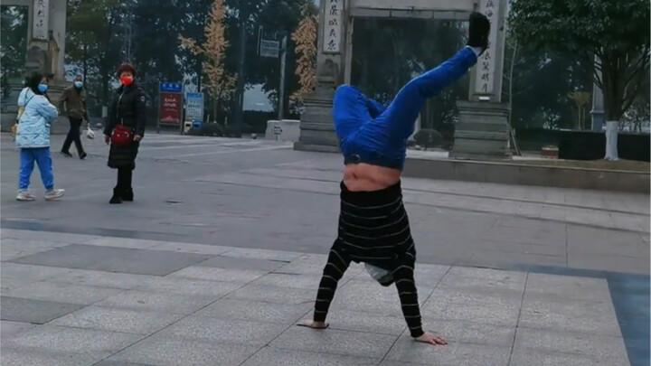 Outdoor street dance, this guy has some stuff, but it seems not much!
