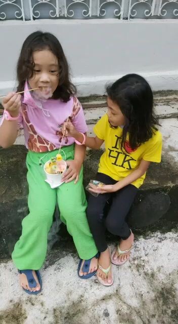 makan sama saudara ku 🙂