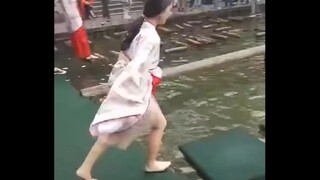 Monyet-monyet di kedua sisi sungai menangis tiada henti, dan perahu itu pun berubah menjadi tempat m