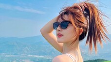 Zhao Lusi memiliki begitu banyak rambut sehingga karet gelangnya hampir tidak dapat menahannya. Dia