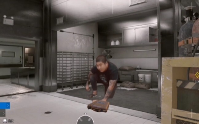 الأخ داو يفتح العبوة بيديه العاريتين