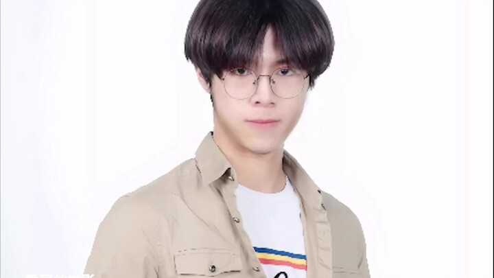 Seorang doktor dari Akademi Ilmu Pengetahuan Tiongkok yang seperti tokoh utama novel populer, dipang