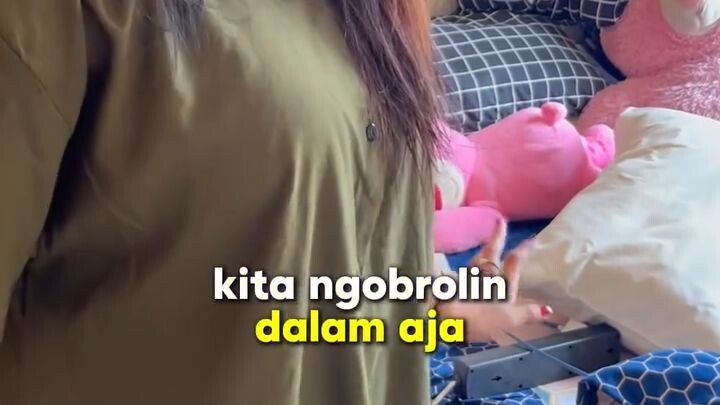 ngobrolin didalam aja a