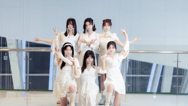 Cover dance MV Hwaa Sparkle dengan semua member mengenakan warna biru susu