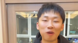 Teman sekamar saling membantu, lalu gaya gambarnya tiba-tiba jadi aneh, sampai-sampai aku tak bisa b