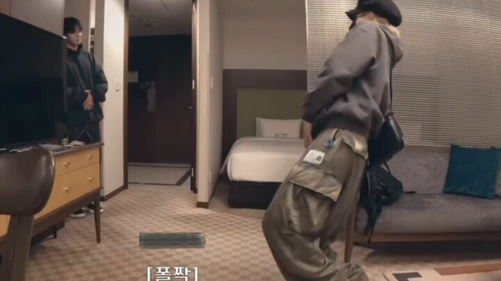 Akhirnya hari ini Jungkook juga ikut-ikutan ditiru～Jimin asyik goyang snty～