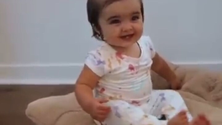 ما العيوب التي يمكن أن توجد لدى طفل لطيف مثل هذا؟ هو فقط يريد اللعب!