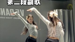 The second chorus of "FOCUS" is also so visually appealing! The hand-flipping choreography here is j