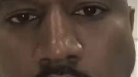 Passersby analyze who is the protagonist based on a picture