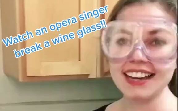 Nữ ca sĩ giọng soprano thử làm vỡ ly thủy tinh