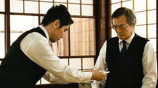 男人掀开女尸的被子，然后再将她手上的白布条解开